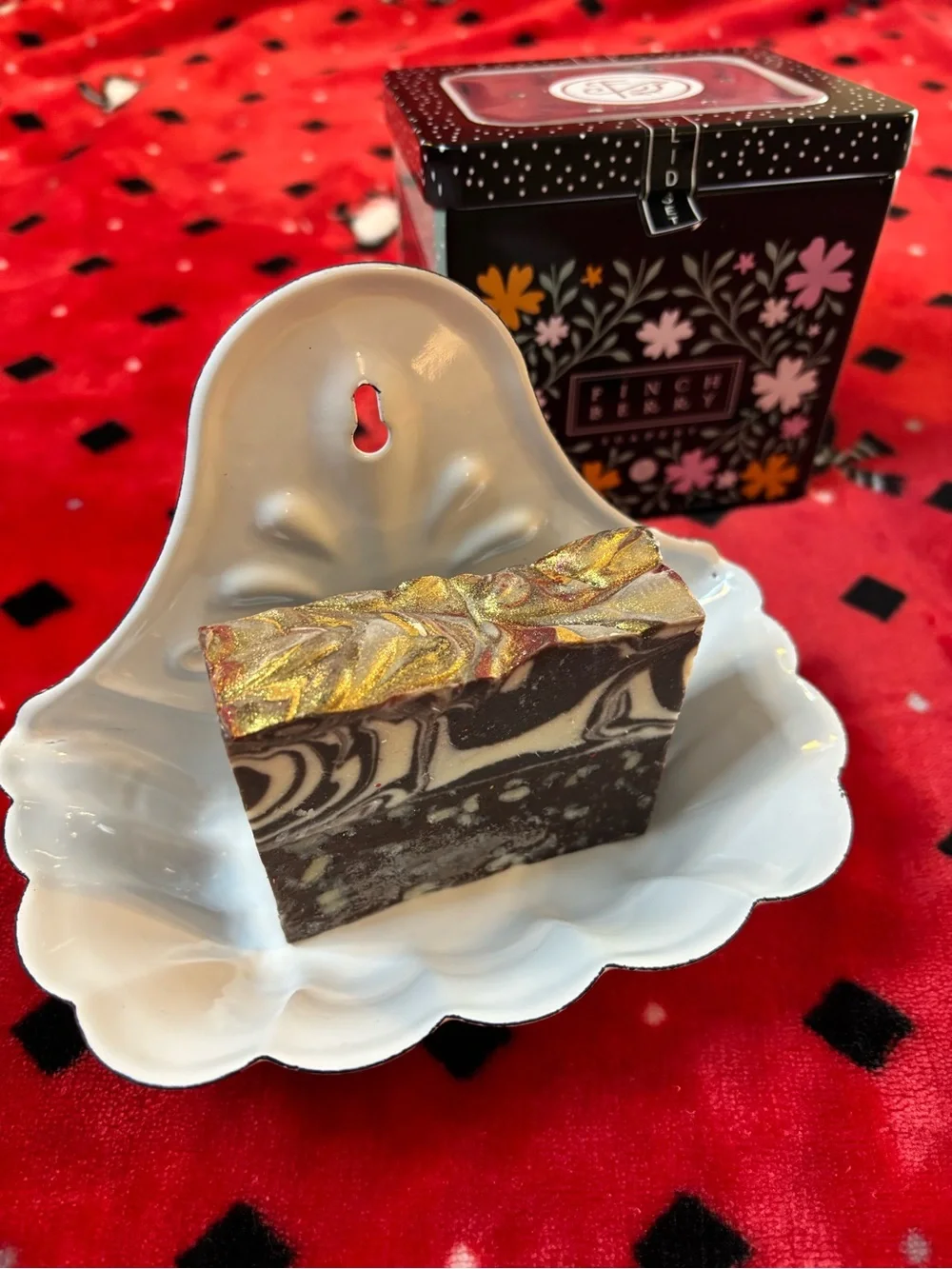 Vintage inspired white enamel soap dish with 1 bar Finchberry soap.